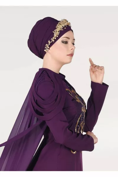 Женское вечернее платье с фиолетовой накидкой 