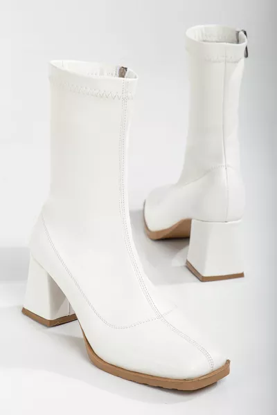 حذاء نسائي أبيض مطاطي للكاحل بكعب متوسط