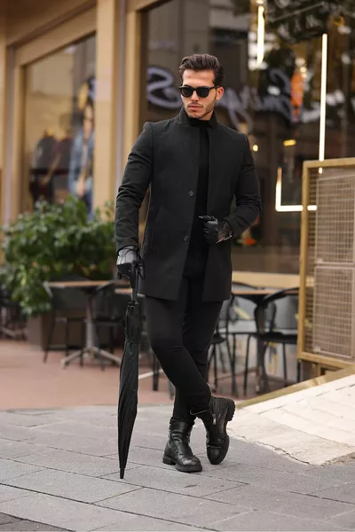 Cappotto da uomo nero, aderente, collo alto in lana