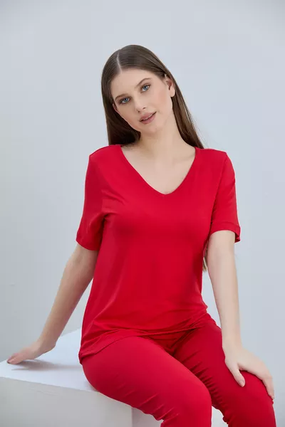 طقم بيجامة نسائي منسوج من الفيسكوز برقبة V وأكمام قصيرة