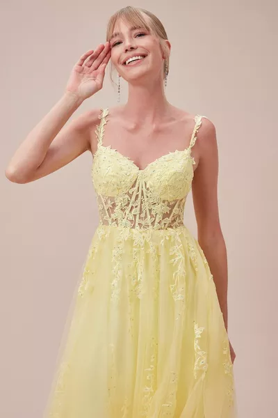 Gelbes langes Kleid aus Spitze mit dünnen Trägern