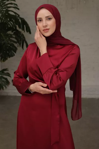 فساتين سهرة من الساتان بورجوندي