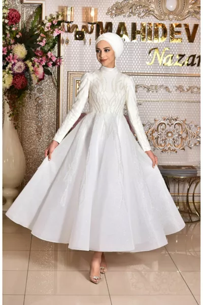 فستان سهرة أبيض على شكل قرص العسل