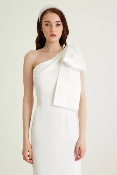 Robe de fiançailles midi en crêpe perlé à nœud blanc à une épaule avec nœud en satin perlé