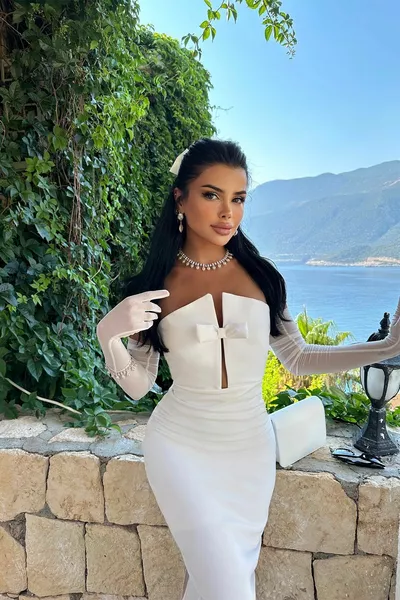 ليانا فستان بتصميم أبيض 