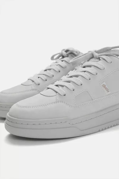 حذاء رياضي بنعل سميك