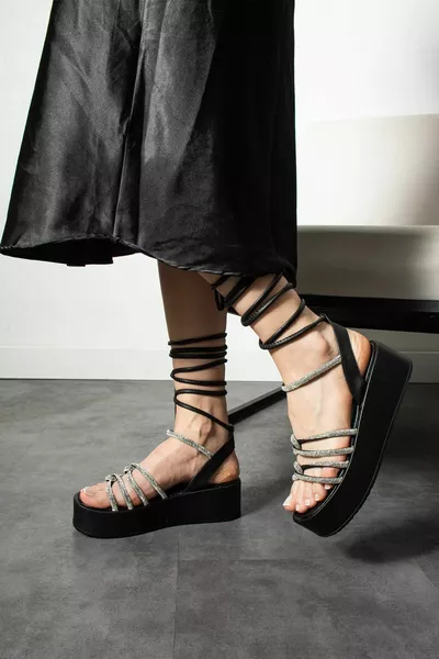 Lewke صنادل نسائية التفاف الكاحل جوهرة حزام جلد أسود