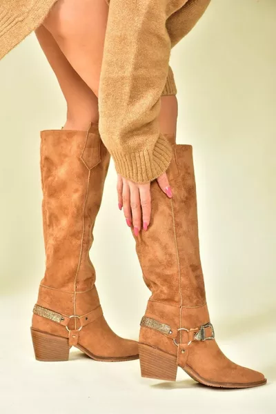 Bottes modèle cowboy en daim beige à talons bas 