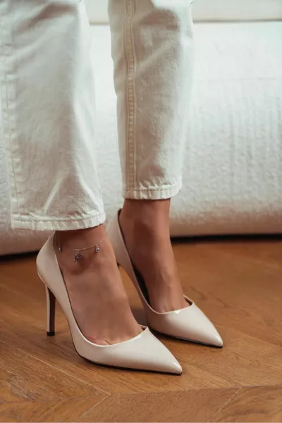 فانيسا بيج براءات الاختراع والجلود وأشار اصبع القدم المرأة خنجر