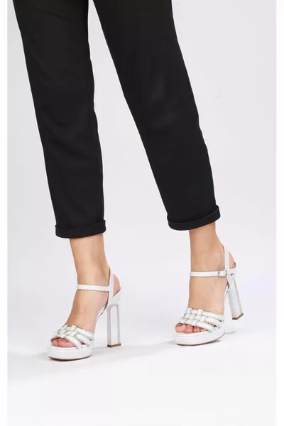 منصة أحذية باريس بكعب أبيض شفاف وتفصيل من الحجر