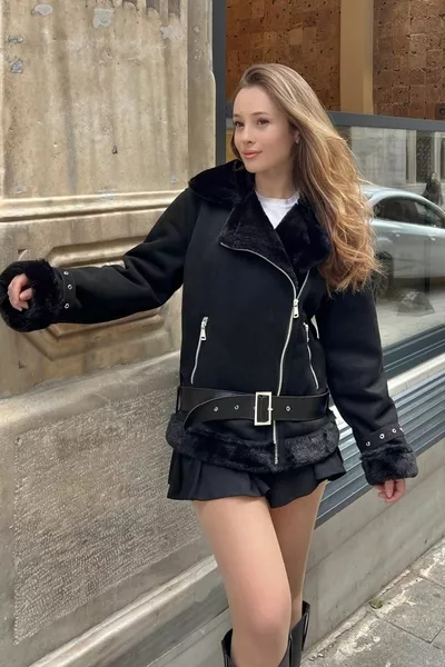 Manteau en daim laminé ceinturé pour femme avec manche et extrémité en fourrure