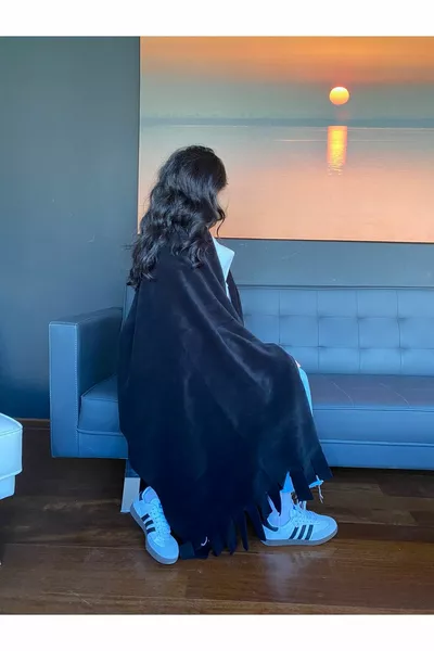 Schwarzes Winter Fleece Schal mit Schal und Schulter