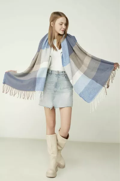  Weich strukturierter Sax mit Fischgrätmuster und blauem Schal mit dicken Schultern