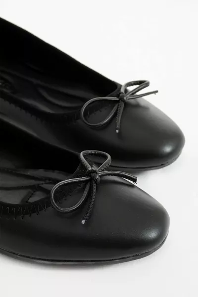 آنا راقصة الباليه مع ربطة عنق غير رسمية نسائية سوداء باليه مسطح