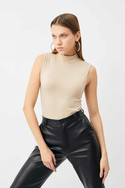 بدلة نسائية بدون أكمام