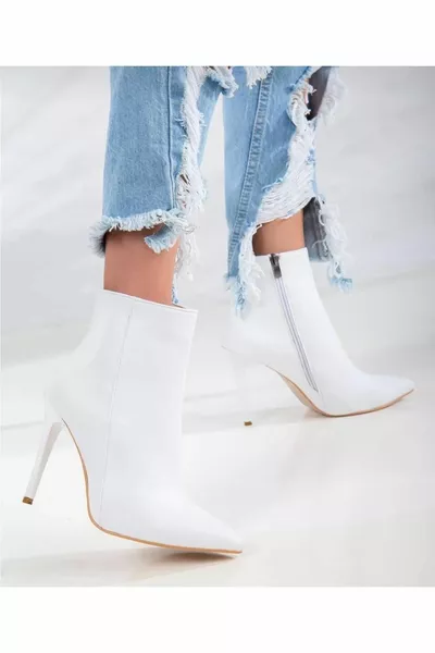  حذاء نسائي أبيض البشرة بكعب مدبب