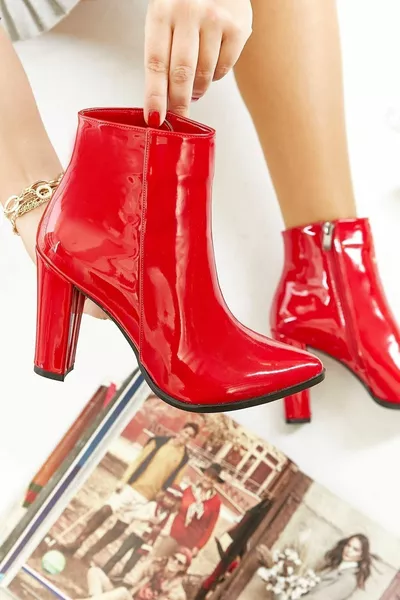 أحذية حمراء ذات كعب جلدي لامع