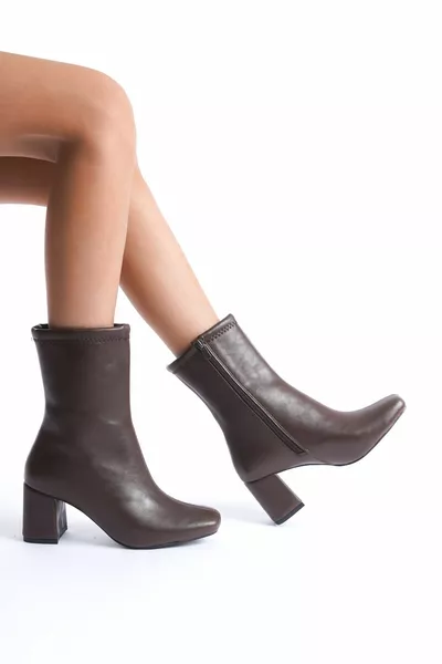 Stivali con tacco medio in pelle marrone da donna