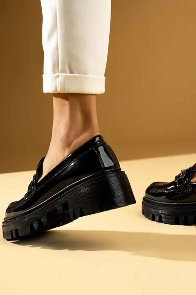 المرأة السوداء براءات الاختراع الجلود المتسكعون المتسكعون عارضة عارضة أحذية وحيد مع مشبك عارضة