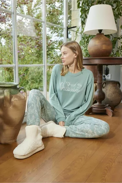 Ensemble pyjama vert thermique pour femme.