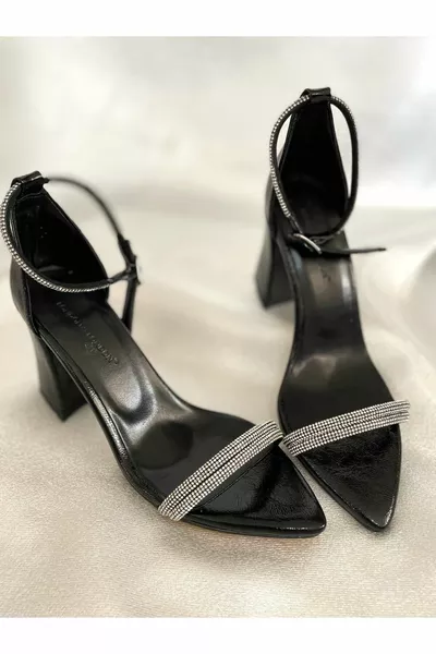 Abendschuhe aus Steinlackleder mit dicken Absätzen