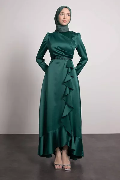 Hijab-Abendkleider mit Steinen am Gürtel und Falten auf der Vorderseite