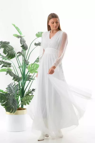 فستان تول بفتحة صدر على شكل V