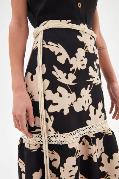 تنورة طويلة منقوشة مفصلة من الدانتيل