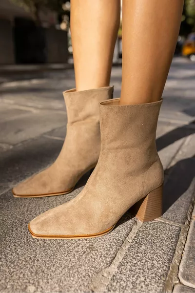 ميلاس حذاء نسائي من جلد الغزال البيج الخلفي بكعب عال