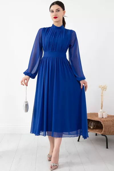 Chiffonjurk met opstaande kraag 