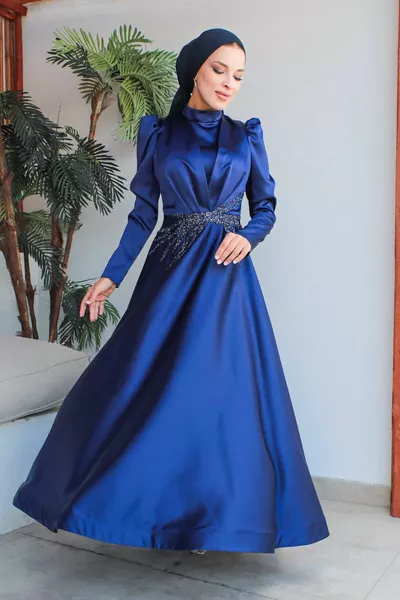 Marineblauwe taille steen geborduurde satijnen avondjurk