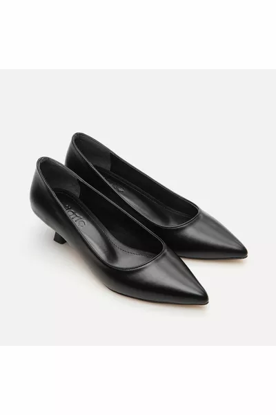 أحذية نسائية سوداء