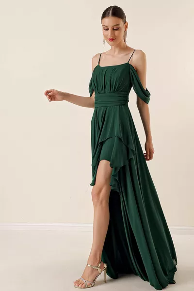 Long chiffon dress with rope straps, low sleeves, draped in the front, flounced, lined with slits on the front side, emerald