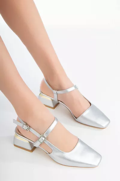 اليتا كعب فضي