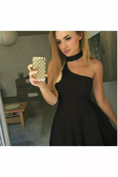 Расклещена мини рокля с детайл на гърлото