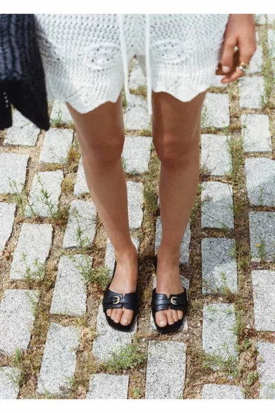 صندل جلد مع أبازيم