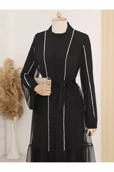 عباية مزدوجة بأربطة خصر لؤلؤية على الياقة والأكمام