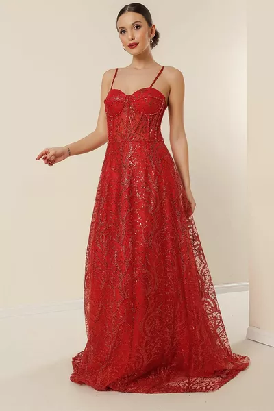 فستان طويل بسيور حبال مبطنة بالترتر وسلك سفلي لامع باللون الأحمر مع تفاصيل الخرز