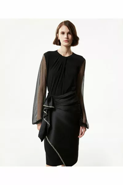 تنورة كشكش بخطوط من الحجر الكريستال