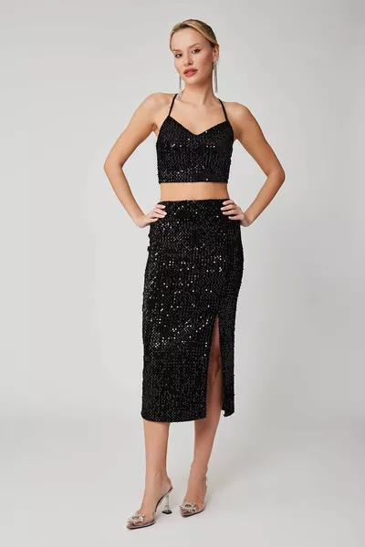 تنورة مطرزة بالترتر بفتحة في الأمام