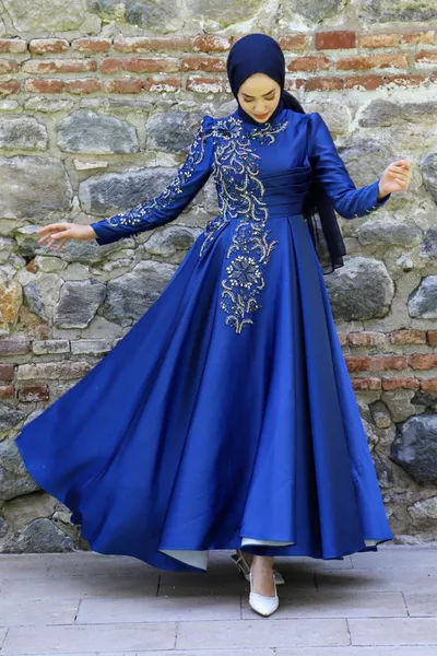 Sarıoğlu Hümanur Abendkleider aus Satin in Midi-Länge mit Drapierungen und Steindetails