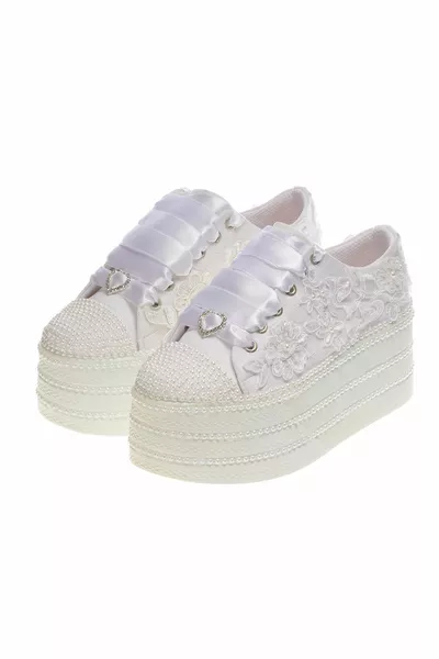 Sneakers bianche eleganti scarpe da sposa: design di qualità impreziosito da applicazioni