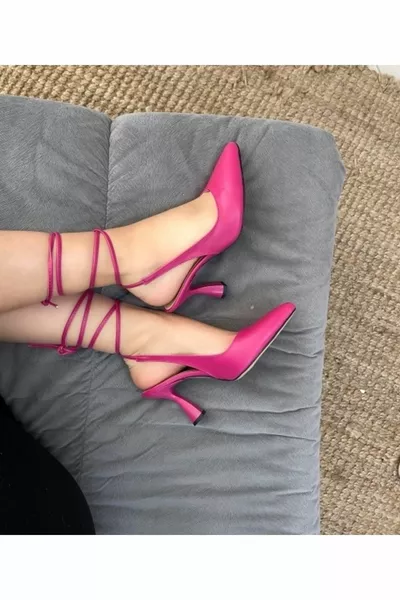 حذاء بكعب كلاسيكي برباط وردي للسيدات