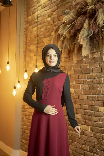 Abito da sera Hijab bordeaux con motivi floreali