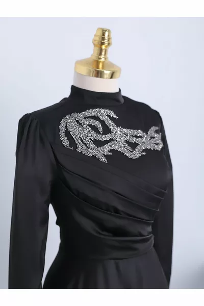 Вечерни рокли с камъни на яката и драпирани отпред