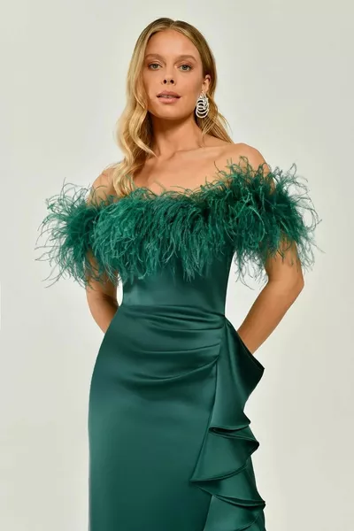 Женское плечо с перьями и низким рукавом с разрезом Атласное длинное изумрудное вечернее платье и выпускное платье -