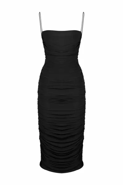 Черное тонкое драпированное платье миди на бретелях