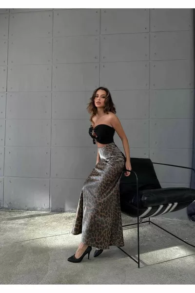 تنورة طويلة من الساتان بطبعة الفهد