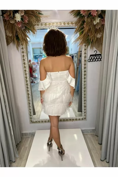 WEISSES MINI-KLEID NACH DER PARTY