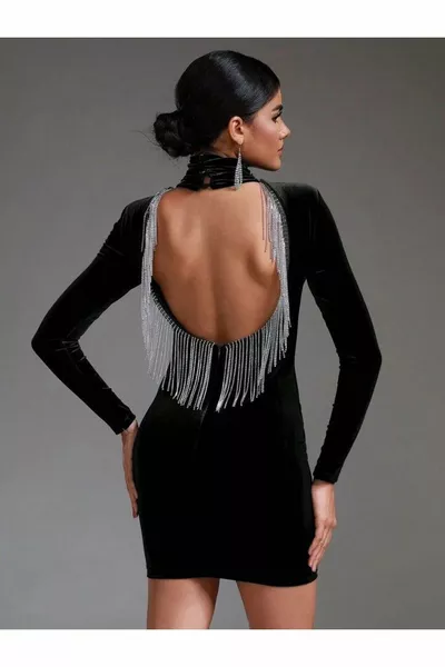 NIEDRIG AUSGESCHNITTENES ABENDKLEID AUS STEIN